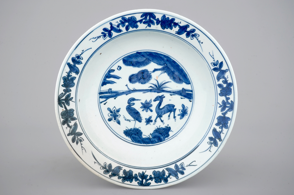 Un plat profond en porcelaine de Chine, d&eacute;cor d'un h&eacute;ron et un cerf, Dynastie Ming