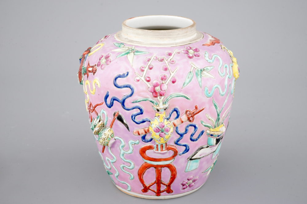 Un pot en porcelaine de China au d&eacute;cor en relief sur fond roze, 19&egrave;me