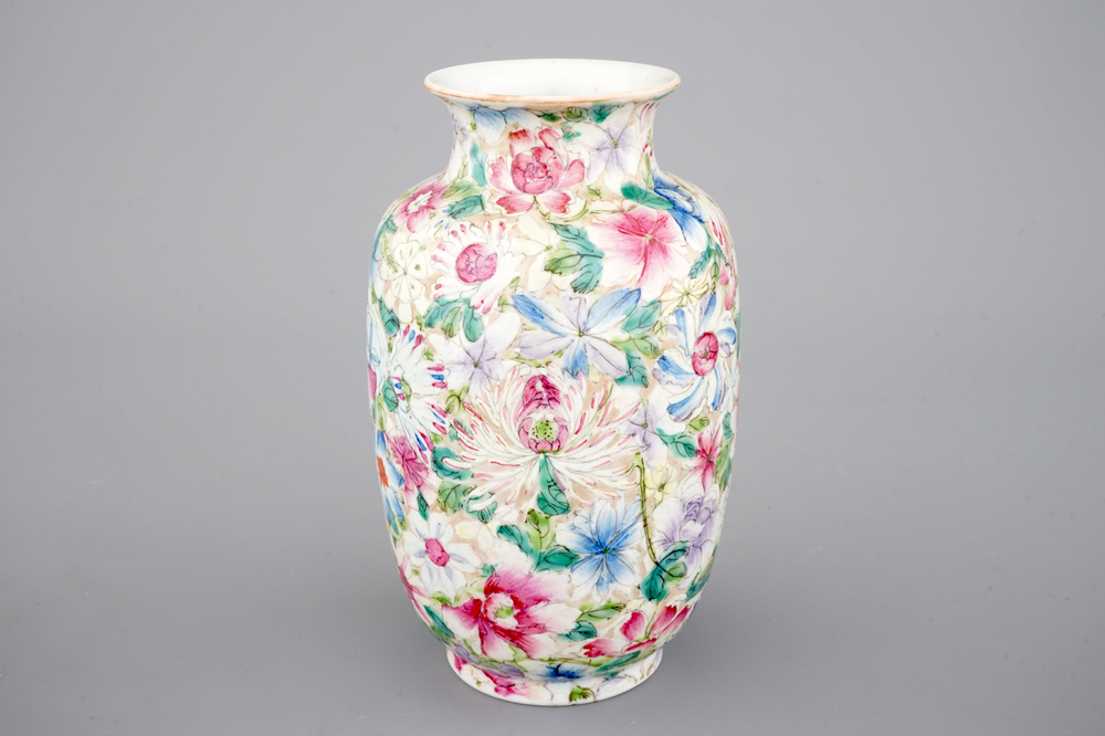 Un vase en porcelaine de Chine famille rose au d&eacute;cor millefleurs, 19/20&egrave;me