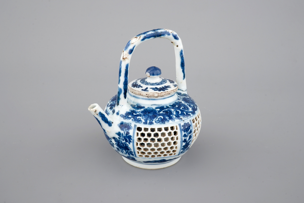 A Chinese double-walled blue and white teapot, Kangxi, ca. 1700