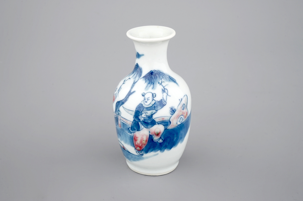 Un vase en bleu, blanc et rouge en porcelaine de Chine, 19/20&egrave;me