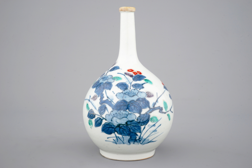 Un vase bouteille en porcelaine polychrome de Japon, 17/18&egrave;me