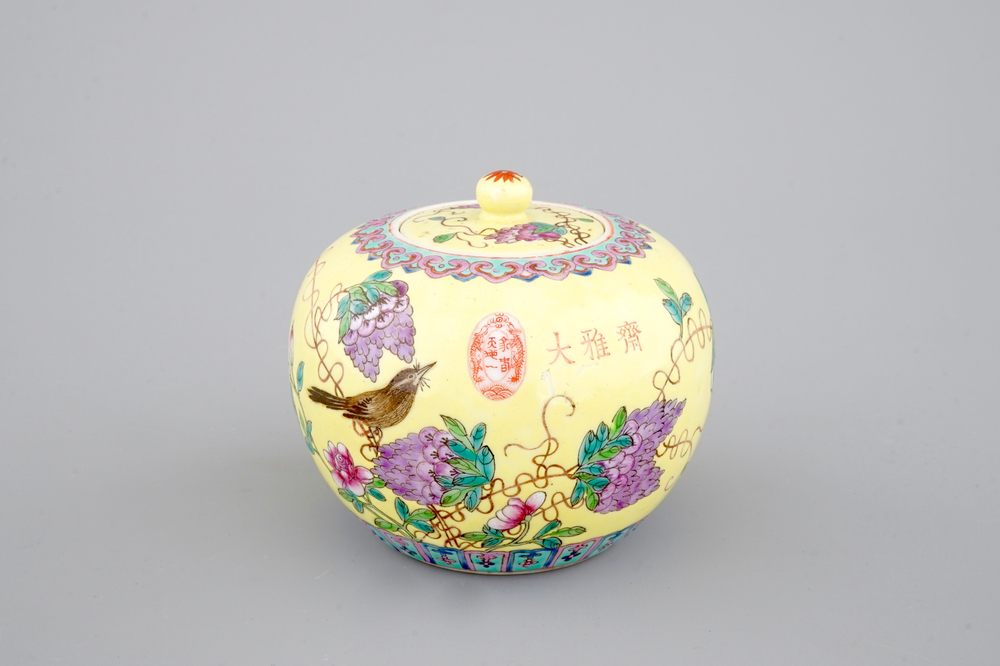 Een Chinese dekselkom met gele fondkleur in Dayazhai stijl, 19/20e eeuw
