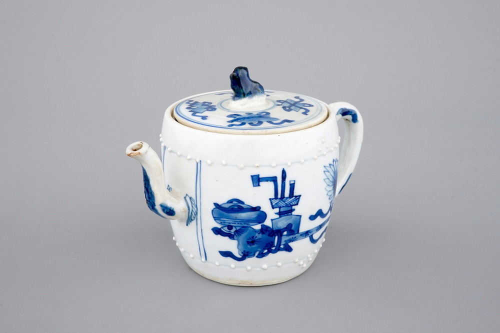Une th&eacute;i&egrave;re en porcelaine de Chine bleu et blanc, &eacute;poque Kangxi, ca. 1700