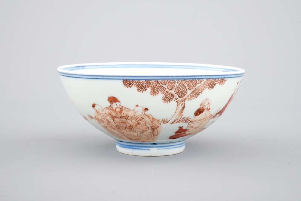 Een Chinees porseleinen kom met ijzerrood decor, 19e eeuw