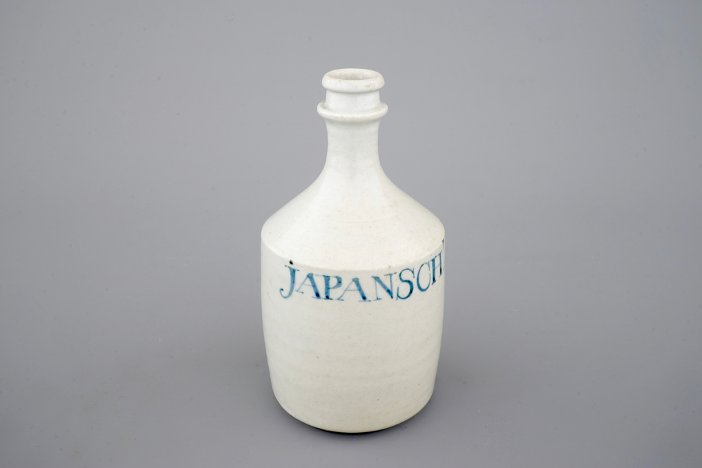 Une bouteille en porcelaine de Japon, inscrit Japansch Zaky, 17/18&egrave;me
