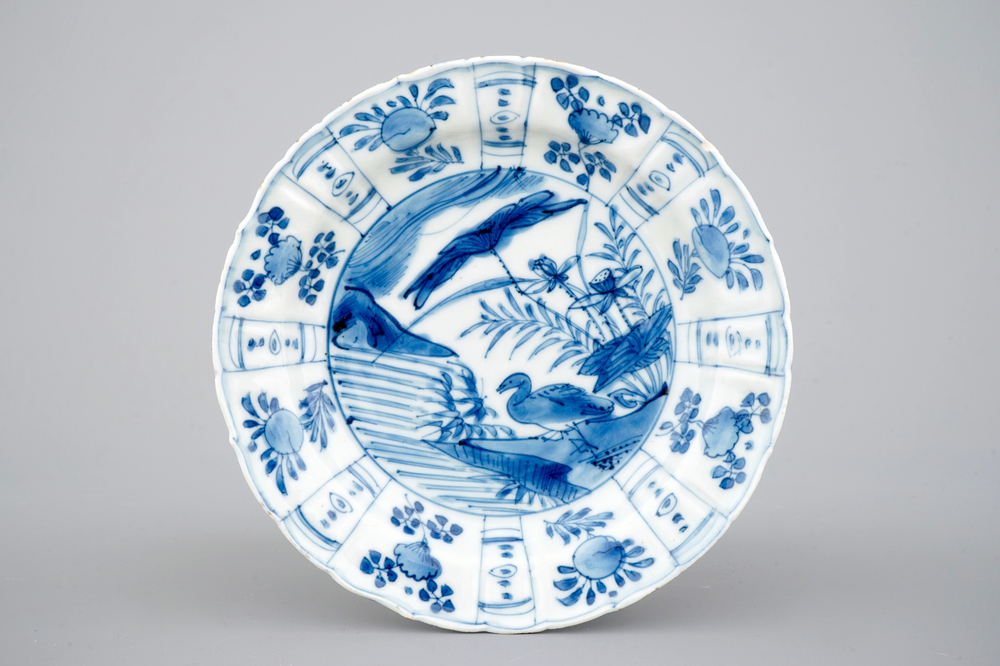 Une assiette en porcelaine de Chine de type "kraak", &eacute;poque Wan-Li, Dynastie Ming