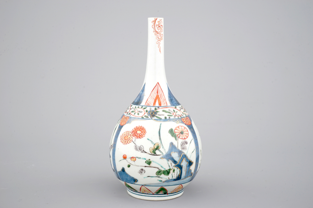A Japanese Kakiemon-style bottle vase, 17/18th C.