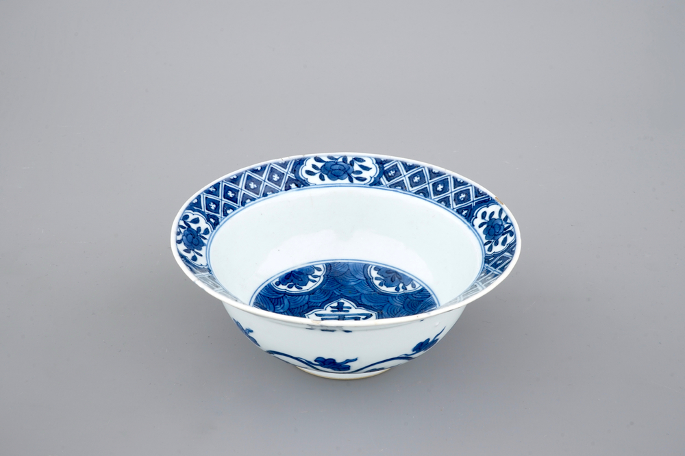 Un bol en porcelaine de Chine bleu et blanc, Kangxi, ca. 1700
