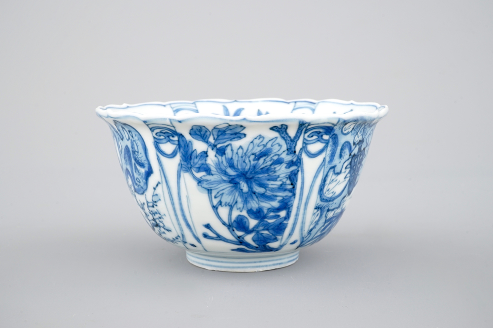 Un bol en porcelaine de Chine de type "kraak", &eacute;poque Wan-Li, Dynastie Ming