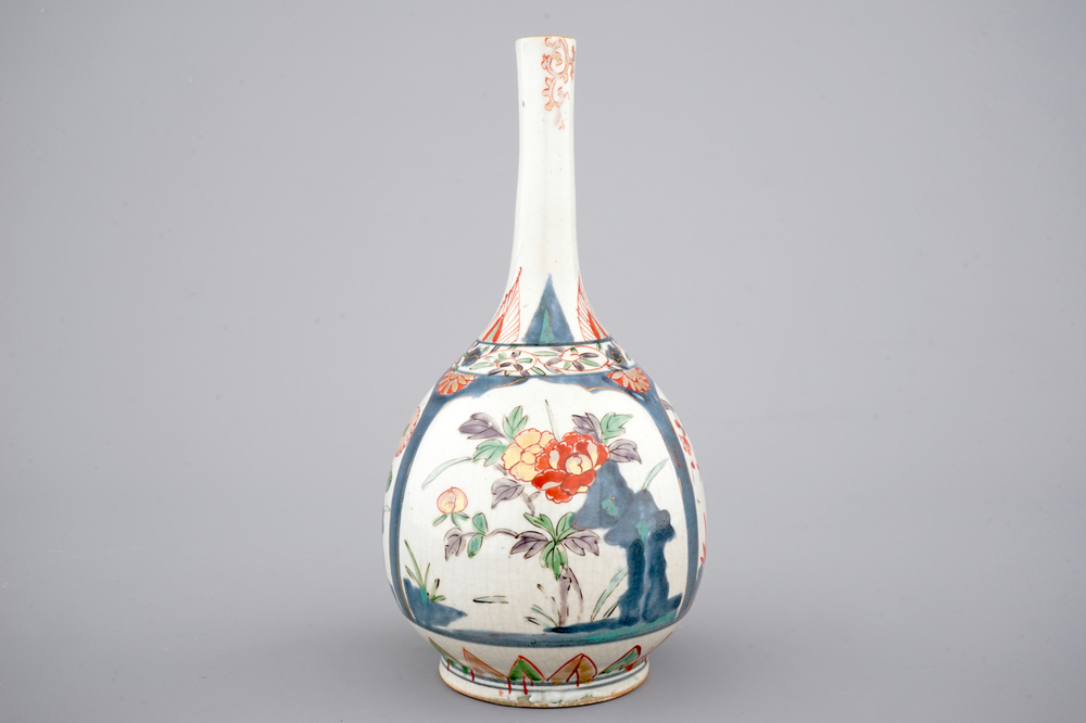 Un vase de forme bouteille de style Kakiemon, Japon, 17/18&egrave;me