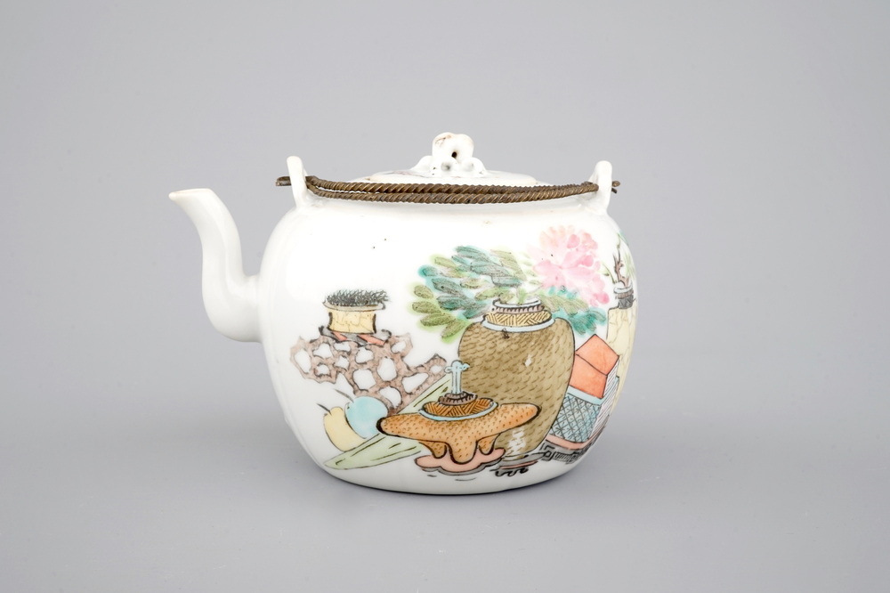Une th&eacute;i&egrave;re en porcelaine de Chine de style Qianjiang, 19/20&egrave;me