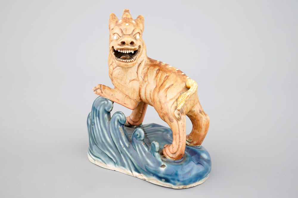 Een Chinees biscuit porseleinen figuur van een kylin, Qianlong, 18e eeuw