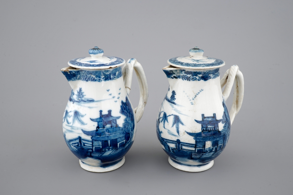 Une paire de verseuses et couvercles en porcelaine de Chine, 18&egrave;me