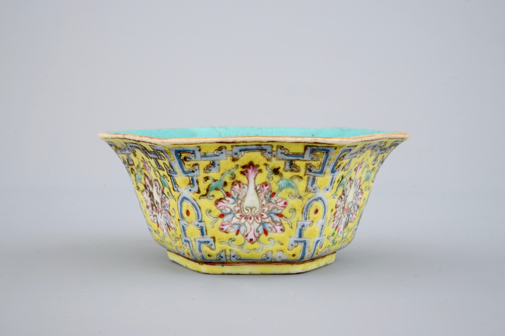 Un bol hexagonal au fond jaune, marqu&eacute; Qianlong, 19&egrave;me