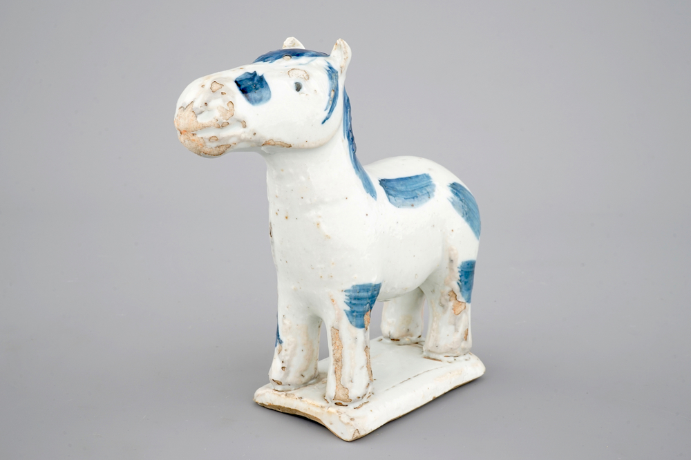 Un cheval en porcelaine de Chine pour le march&eacute; hollandais, 18&egrave;me