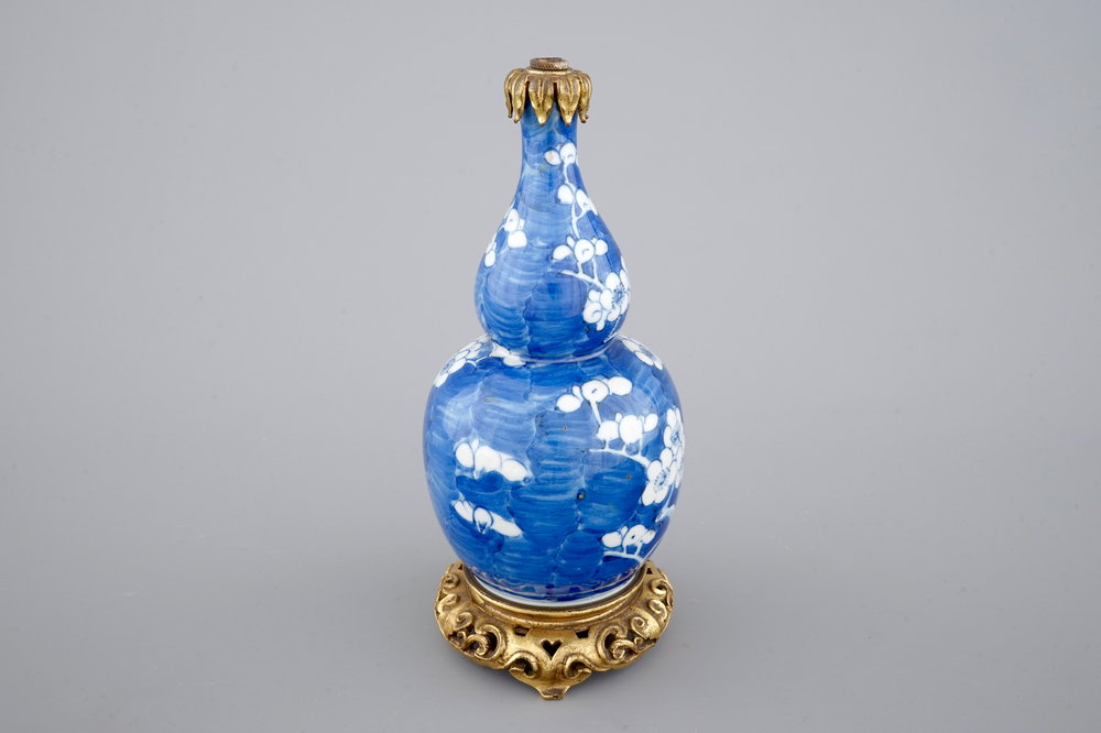 Een blauw-witte kalebasvormige vaas met blauwe fondkleur en chinoiserie montuur, 18/19&egrave;me