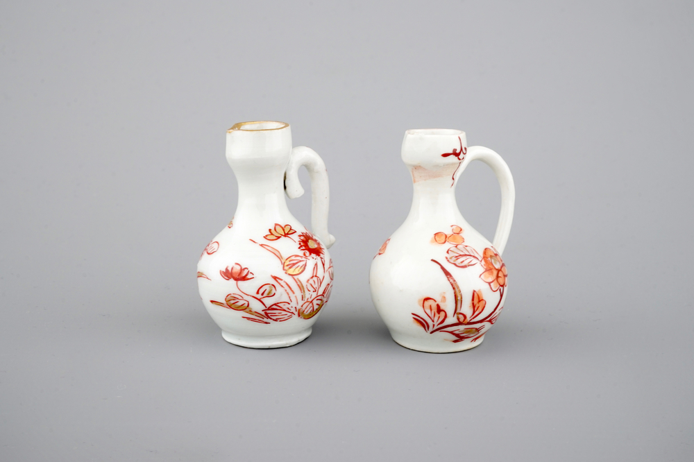 Une paire de verseuses miniatures en porcelaine de Japon, 18&egrave;me