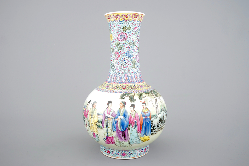Un vase en porcelaine de Chine famille rose raffin&eacute;, 20&egrave;me