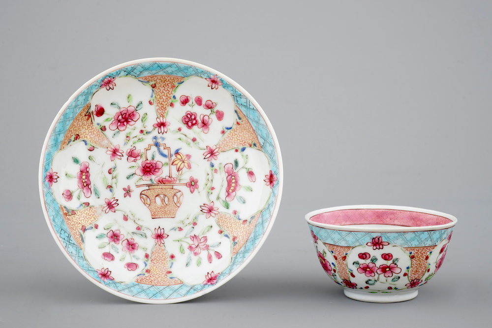 Une tasse et soucoupe en porcelaine de Chine famille rose, &eacute;poque Yongzheng, 1722-1735