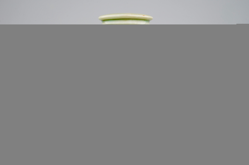 Een Chinese celadon vaas met ingekerfd decor, Ming Dynastie
