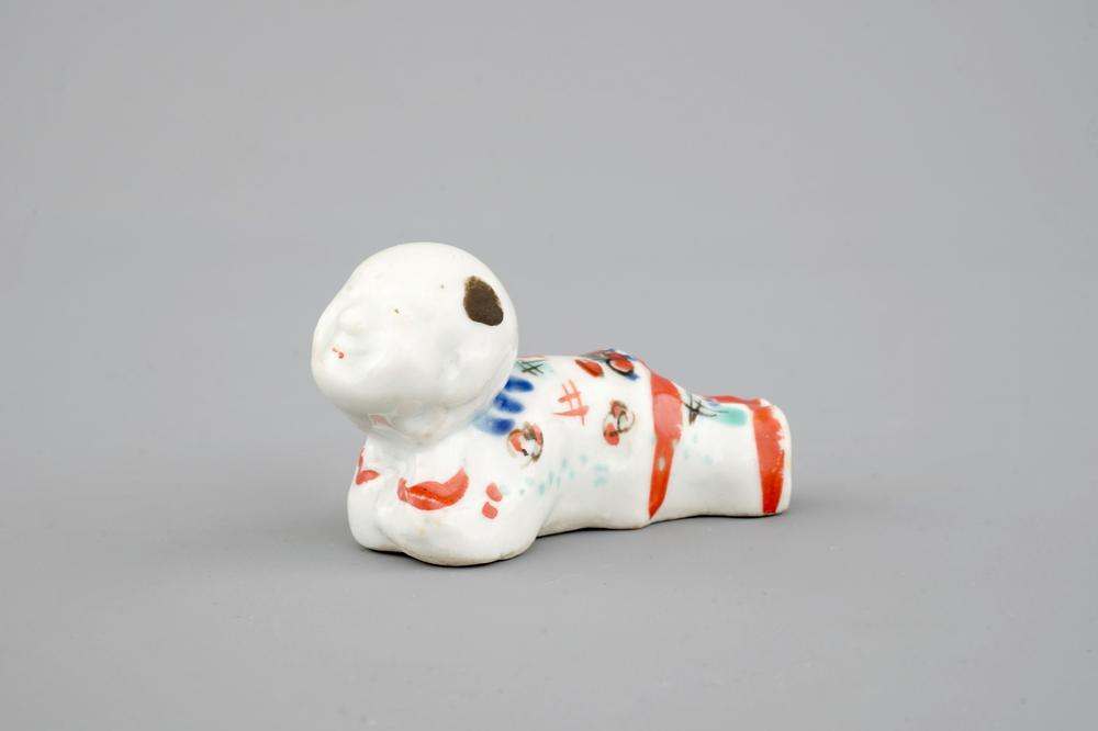Un sifflet en porcelaine de Japon kakiemon en forme d'un gar&ccedil;on, 17/18&egrave;me