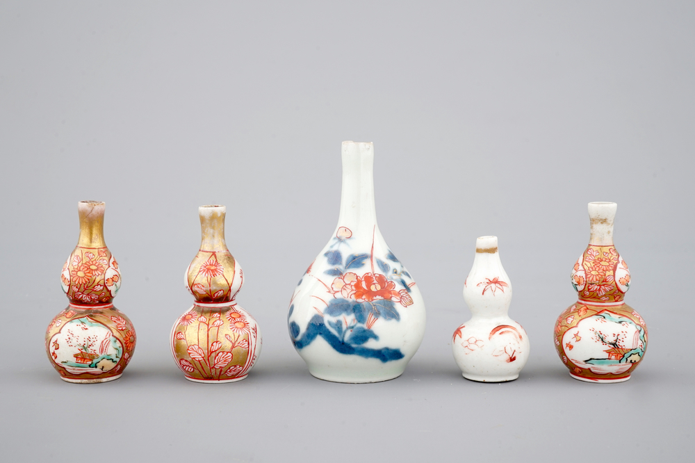 Un ensemble de 5 vases miniatures en porcelaine de Japon, 17/18&egrave;me