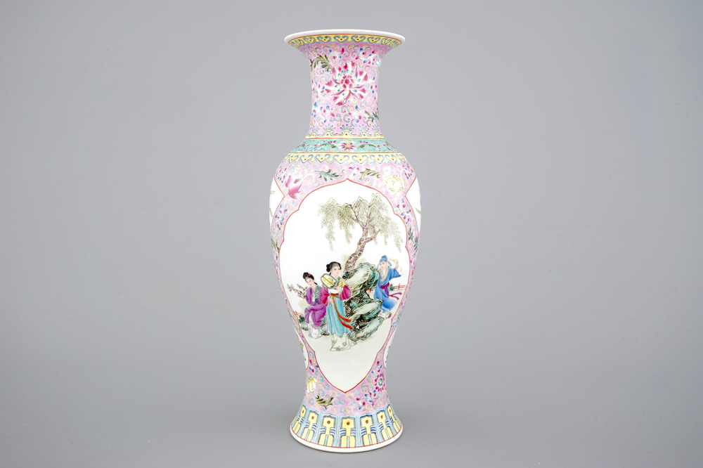 Un vase en porcelaine de Chine famile rose, 20&egrave;me
