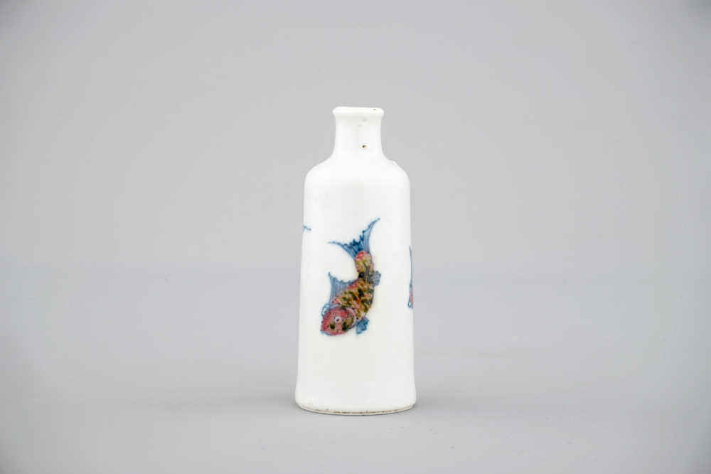 Une tabati&egrave;re en porcelaine de Chine en bleu et rouge d&eacute;cor&eacute; de poissons, 18/19&egrave;me