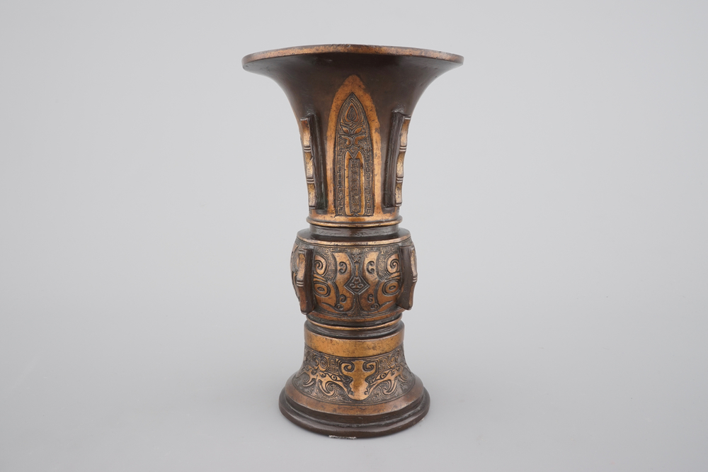 Un vase chinois en bronze partiellement dor&eacute; de forme gu, 17/18&egrave;me
