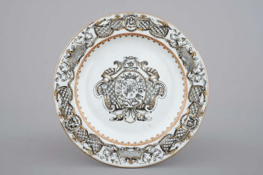 Une assiette armoiri&eacute; en porcelaine de Chine grisaille et dor&eacute; pour l'export, 18&egrave;me