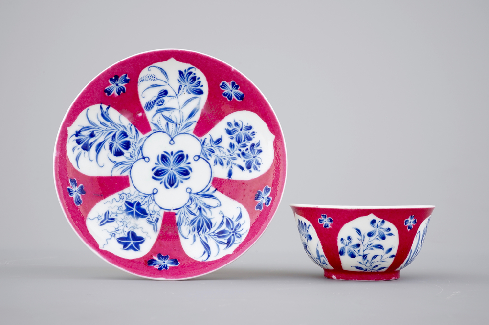 Une tasse et soucoupe en porcelaine de Chine famille rose rubis et bleu rehaut, Yongzheng, 1722-1735