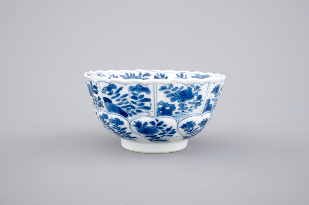 Un bol en porcelaine de Chine au d&eacute;cor floral, Kangxi, ca. 1700