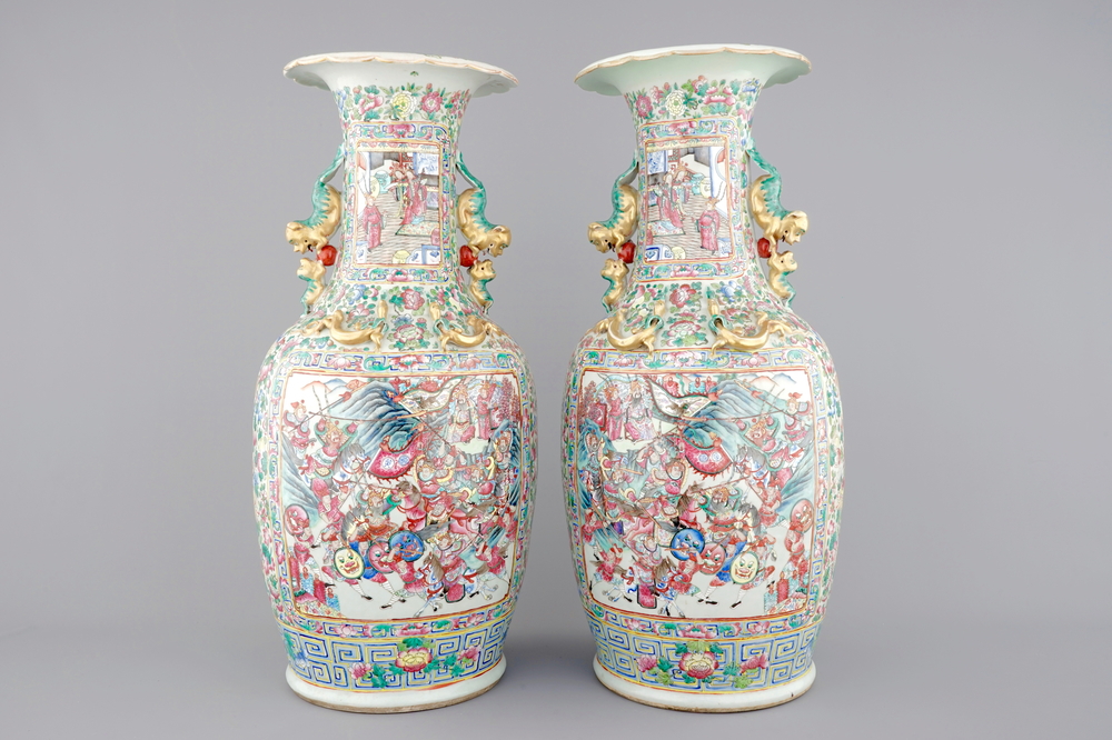 Une paire de vases de grande taille en porcelaine de Chine famille rose, 19&egrave;me