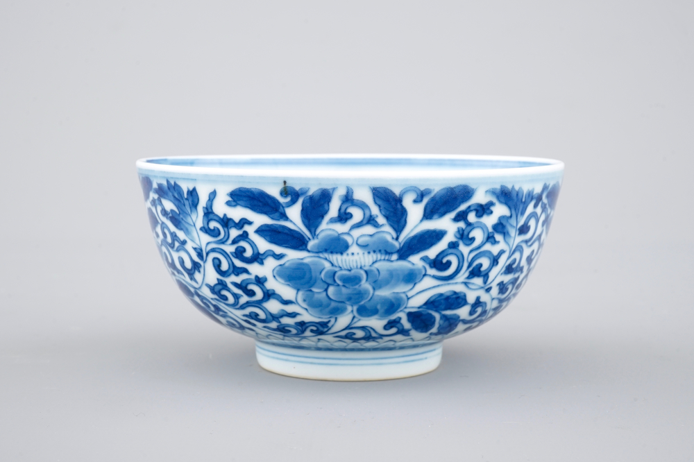 Un bol en porcelaine de Chine bleu et blanc au d&eacute;cor floral, 19/20&egrave;me