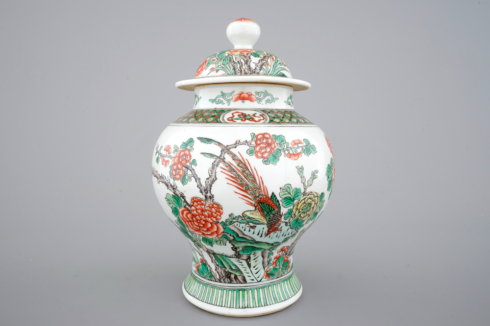 Un vase en porcelaine de Chine wucai, 19/20&egrave;me