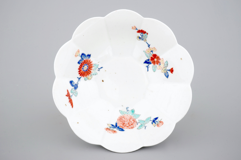 Een Japans Kakiemon porseleinen gelobd bord, 17/18e eeuw