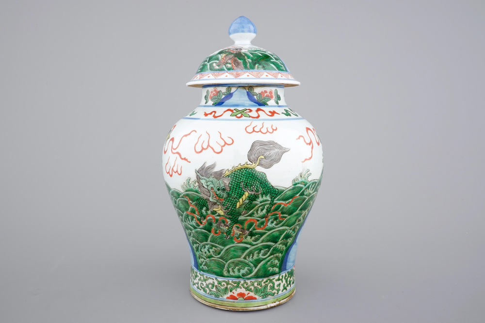 Een Chinese wucai dekselvaas met mythologische dieren, 19e eeuw