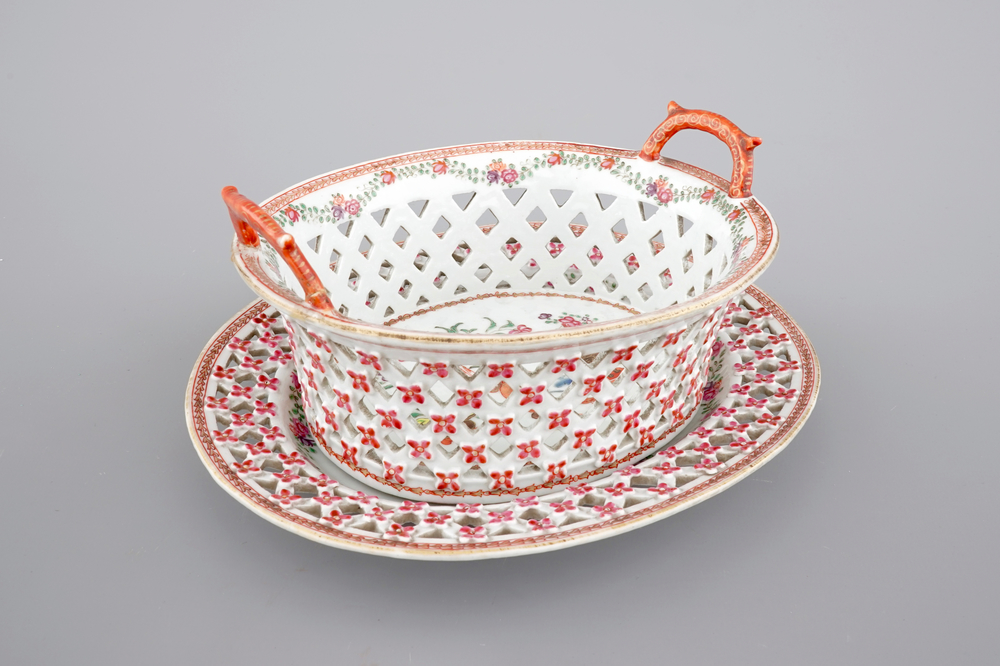 Un panier ajour sur son pr&eacute;sentoir, porcelaine de Chine famille rose, Qianlong, 18&egrave;me