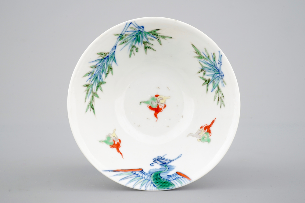 Een Chinees porseleinen doucai kom met een phoenix, 19e eeuw