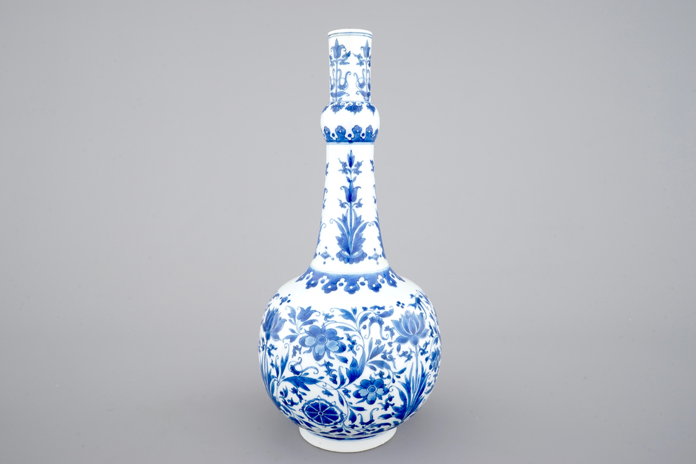 Un vase bouteille en porcelaine de Chine bleu et blanc au d&eacute;cor floral, &eacute;poque Transition, 17&egrave;me