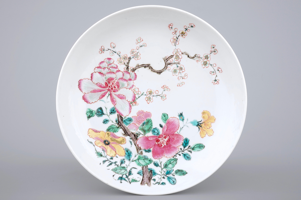 A refined famille rose dish with floral design, Yongzheng, 1722-1735