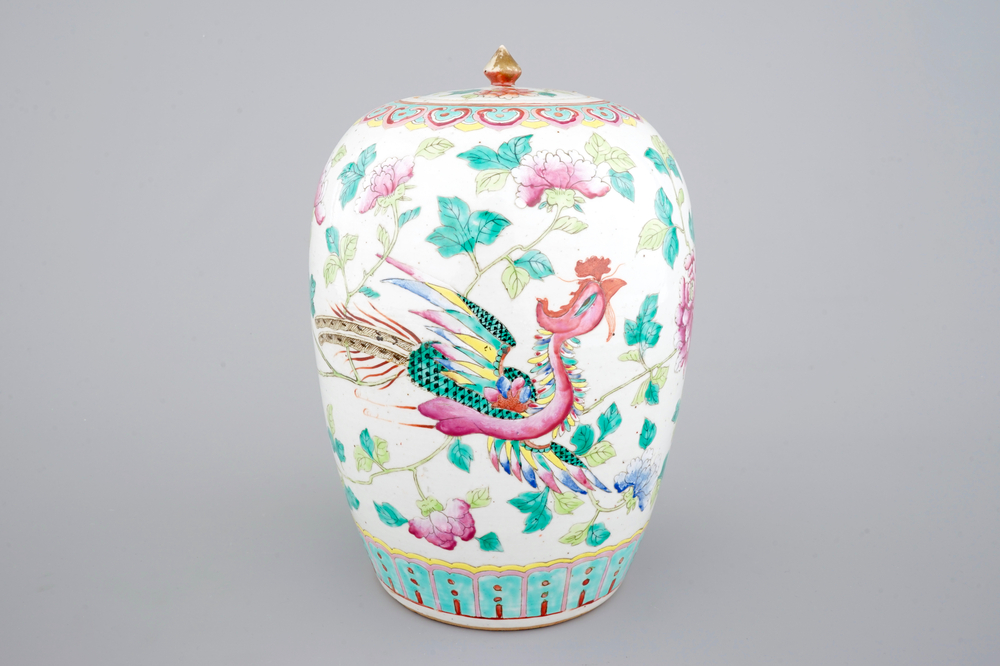 Un pot &agrave; gingembre en porcelaine de Chine famille rose, 19&egrave;me