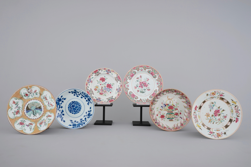 Een set van 6 Chinese famille rose borden, o.a. een met wapendecor Lawson - Jessop, 18e eeuw