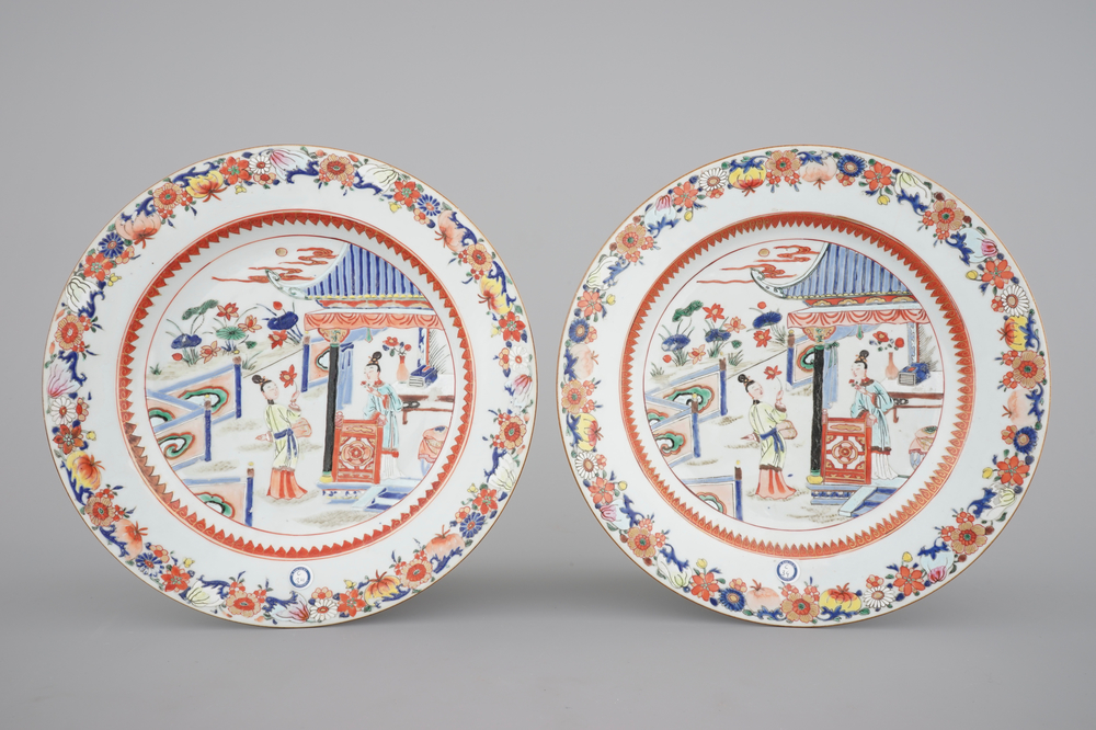 Une paire de plats en porcelaine de Chine, d&eacute;cor de beaut&eacute;s dans un jardin, &eacute;poque Yongzheng, 1722-1735
