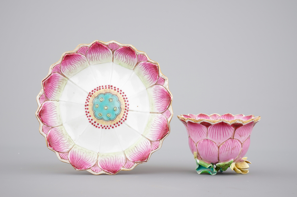 Une tasse et soucoupe en porcelaine de Chine famille rose de forme lotus, &eacute;poque Yongzheng, 1722-1735