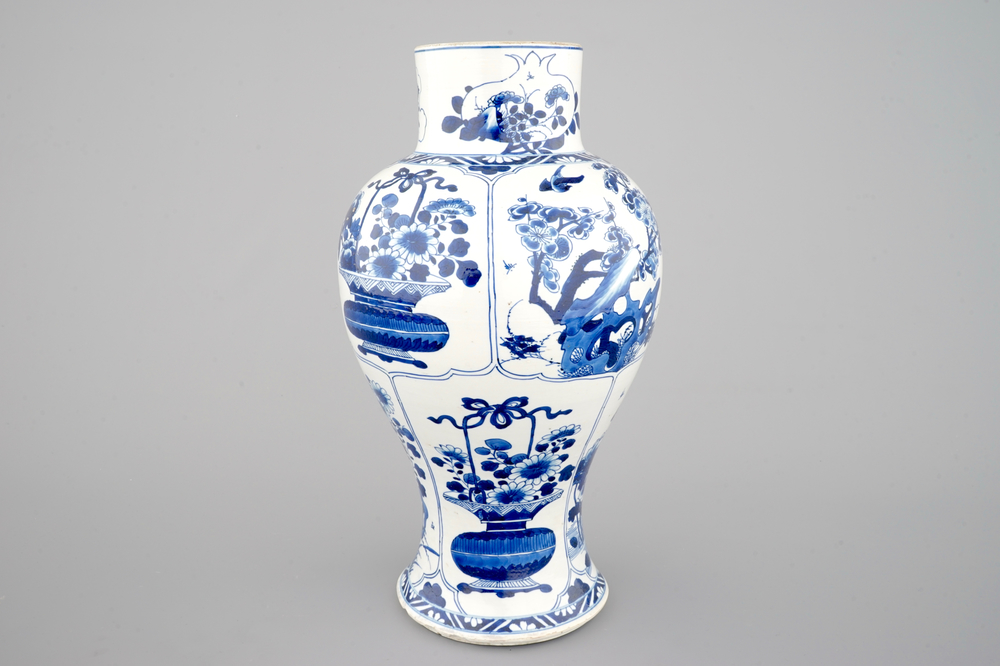 Un grand vase balustre en porcelaine de Chine, Kangxi, ca. 1700