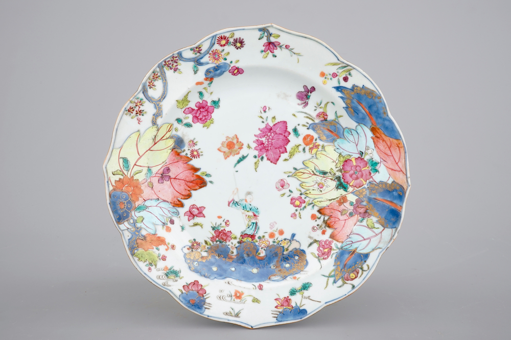 Een Chinees porseleinen bord met motief van tabaksbladeren, Qianlong, 18e eeuw
