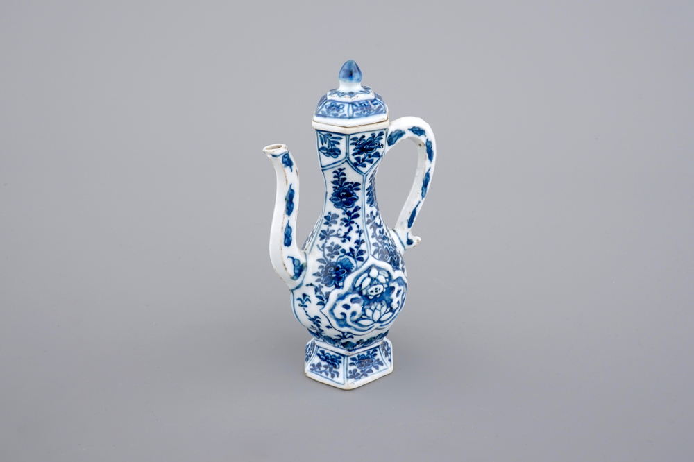 Une verseuse en porcelaine de Chine bleu et blanc pour le march&eacute; islamique, Kangxi, ca. 1700