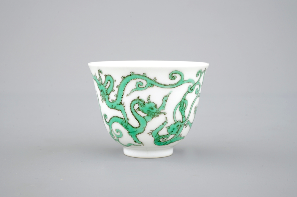 Une tasse &agrave; vin en porcelaine de Chine au dragon, 19/20&egrave;me